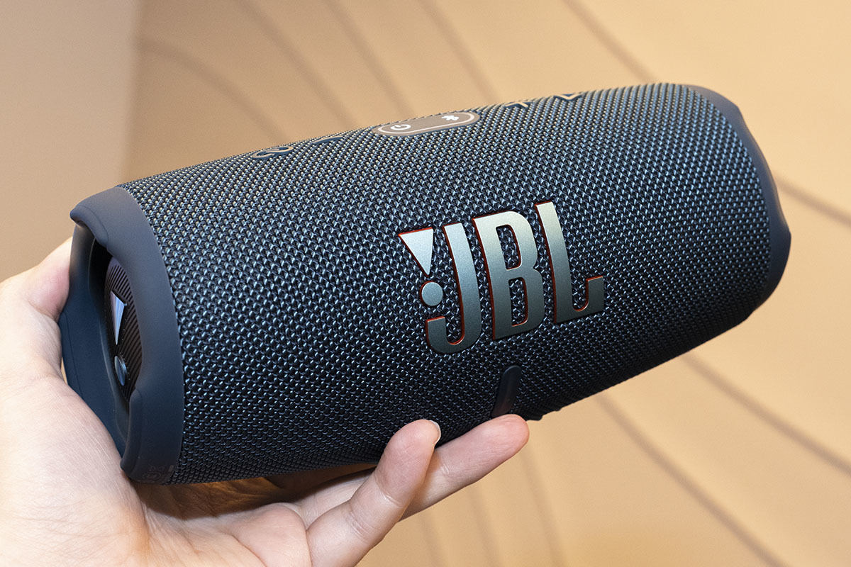 JBL、2ウェイ構成で音質強化した防水Bluetoothスピーカー「CHARGE 5