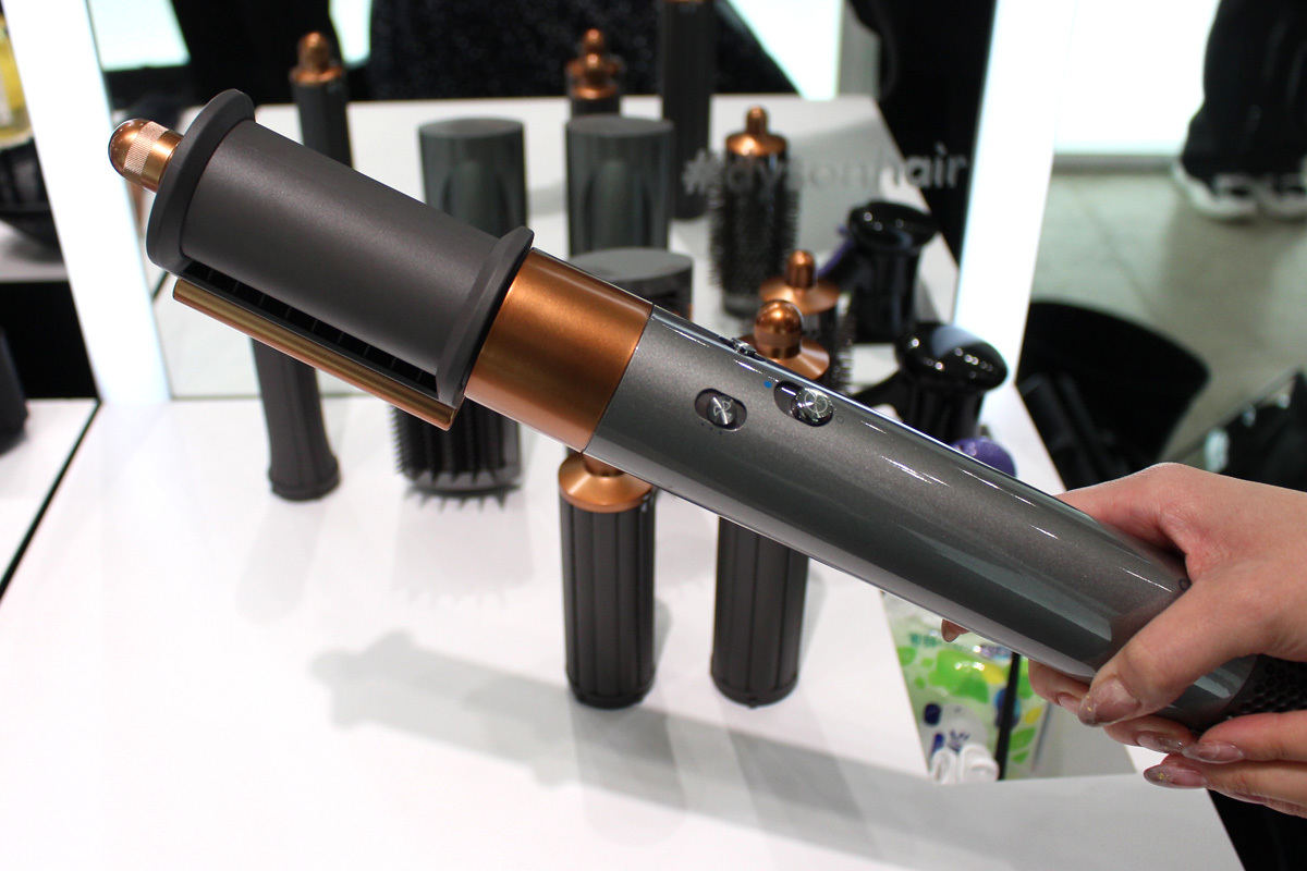 風の力で髪が吸い付く「ダイソン エアラップ」新モデルを体験