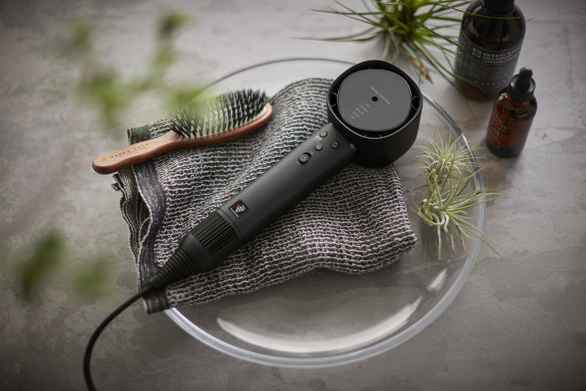 シャープ史上最大風量のプラズマクラスタードライヤー、デザイン一新