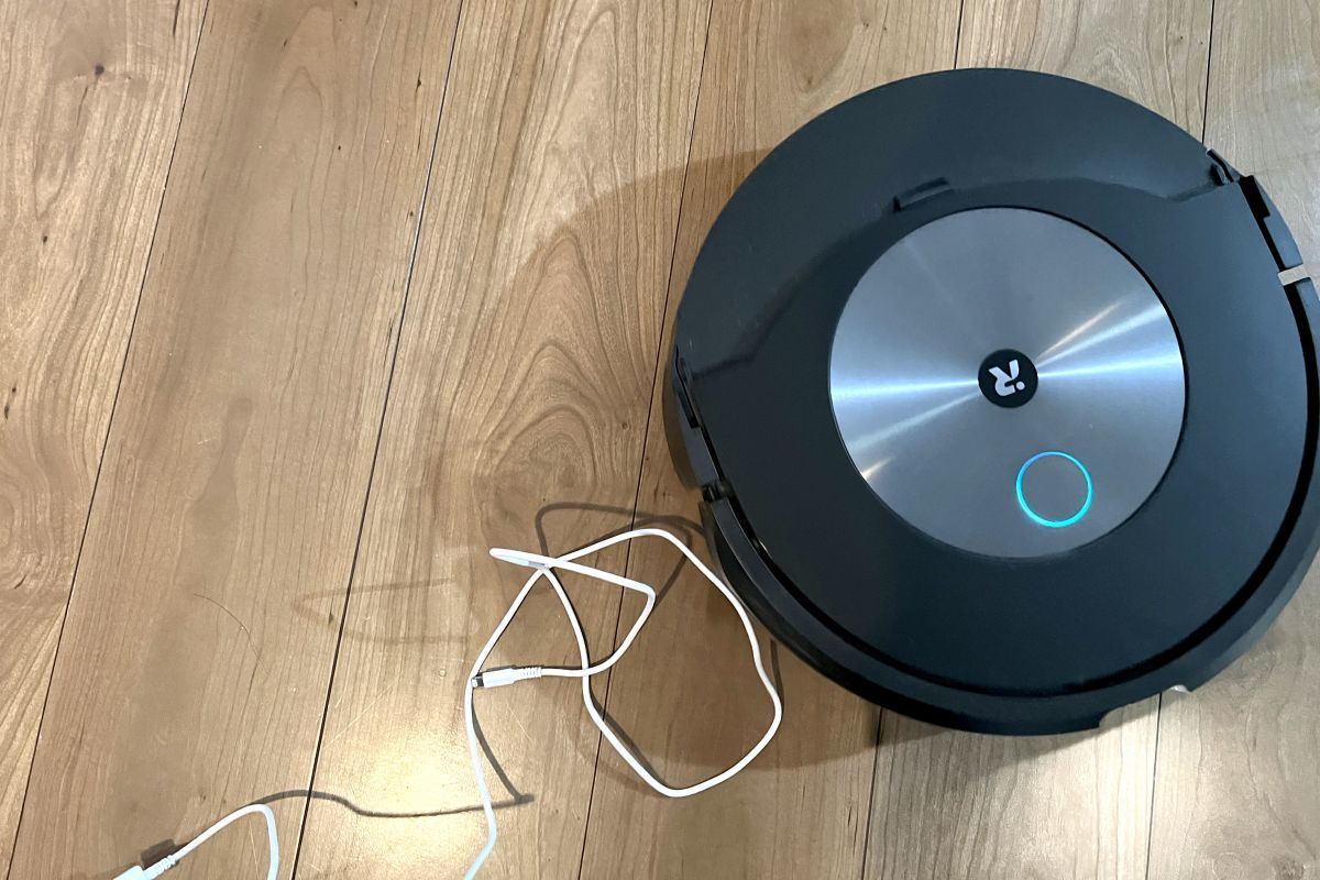 ルンバ コンボ j7+」レビュー、ギリギリまでコードを避けながら吸い