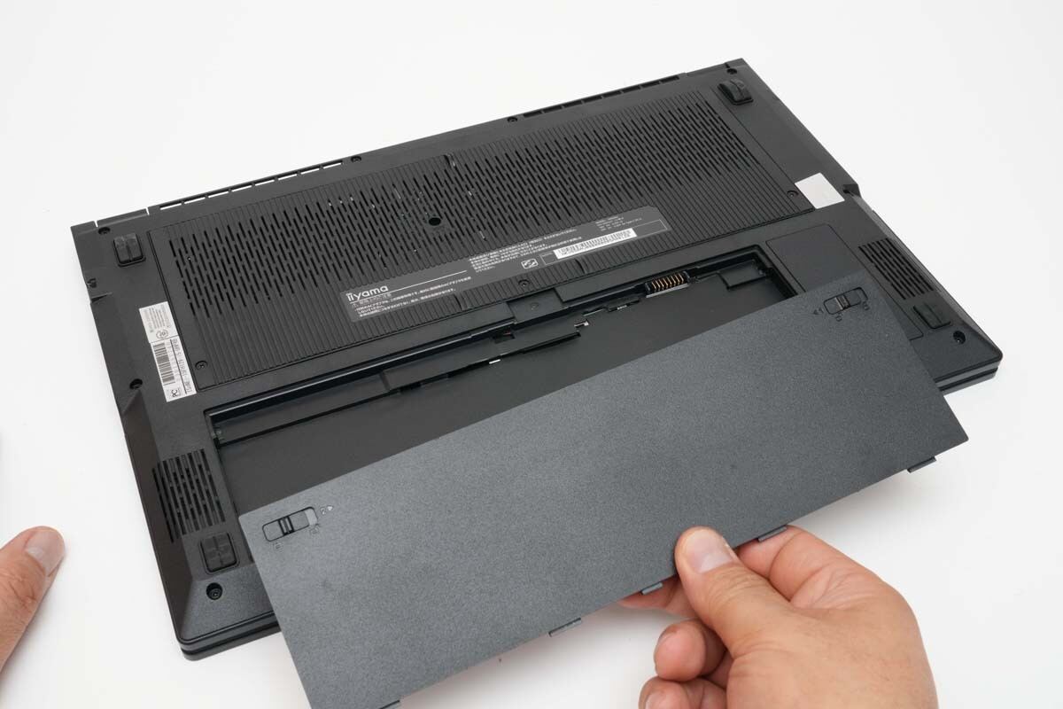 バッテリーが着脱できるノートPC!? 外出先でも出張でも安心の「iiyama