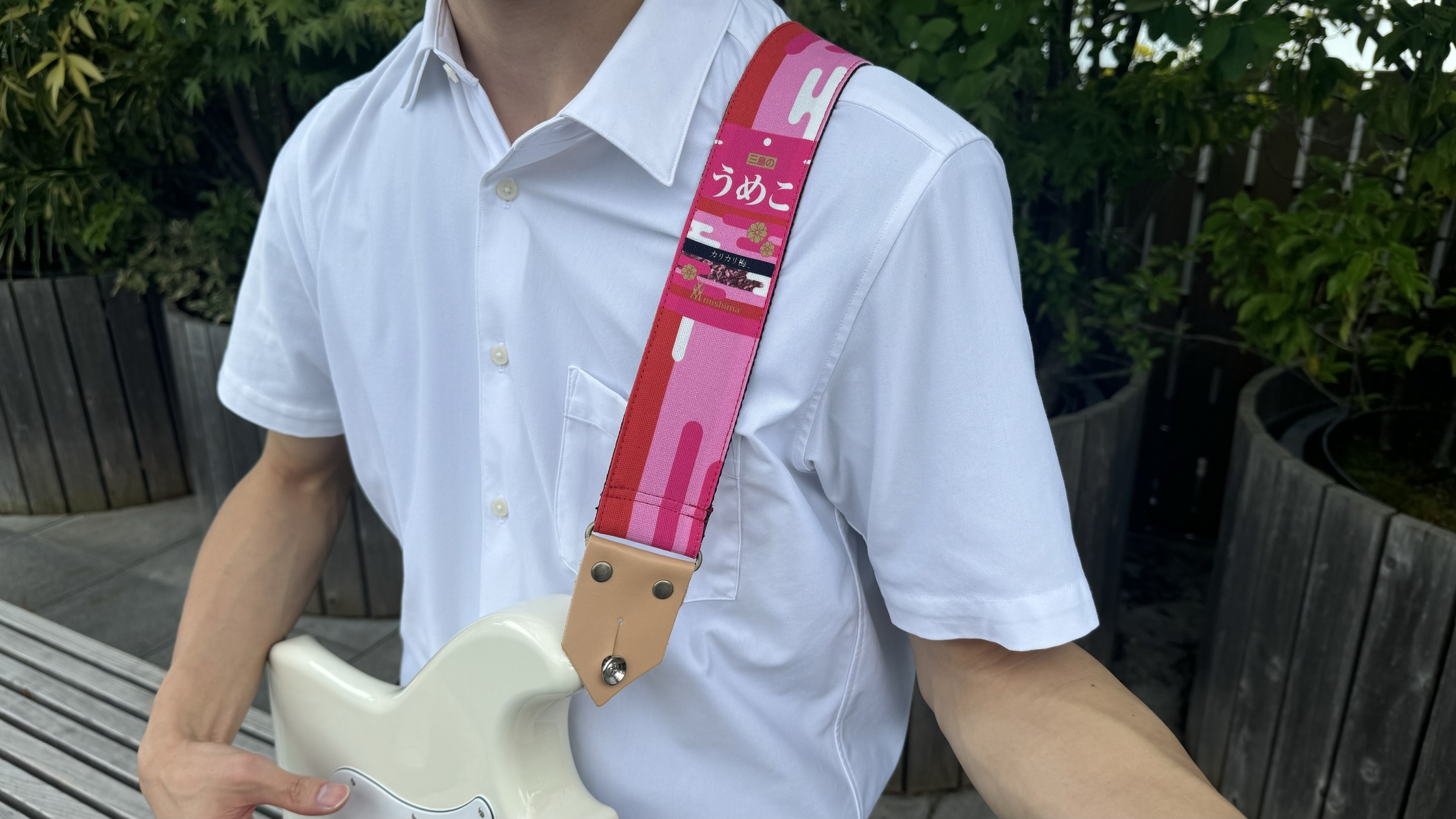 ふりかけの「ゆかり」からギターストラップとピックが登場