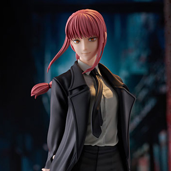 TVアニメ『チェンソーマン』よりマキマが、コートをひるがえし歩き