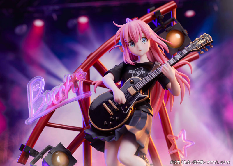 アニメ『ぼっち・ざ・ろっく！』より、結束バンドTシャツで演奏する