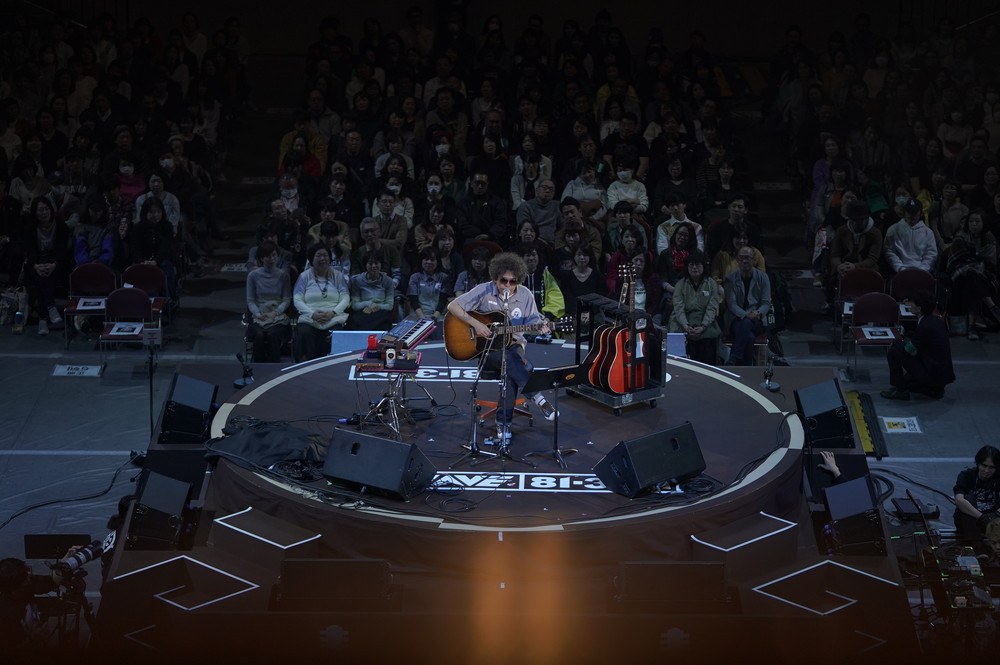 奥田民生、ユニコーンの曲をギター1本で熱演！ 両国国技館を大いに