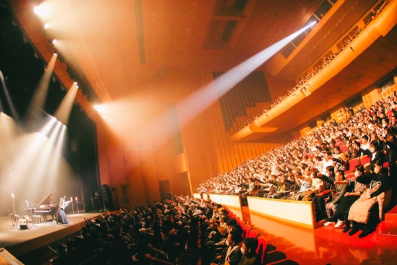 岡田奈々、デビュー45周年記念コレクション『マイ・グラティテュード