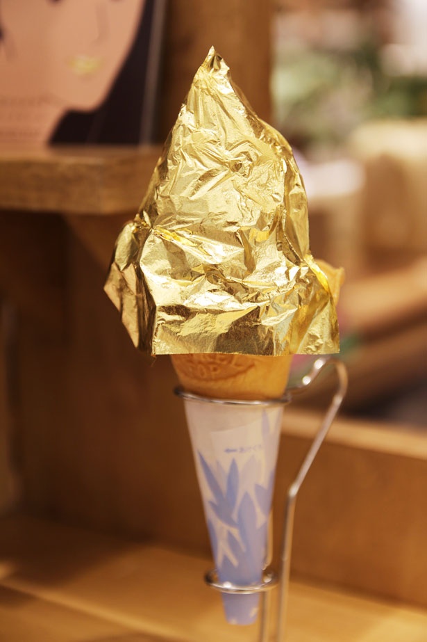 唇まで金ピカに!?銀座初上陸の「金箔ソフトクリーム」を食べてみた