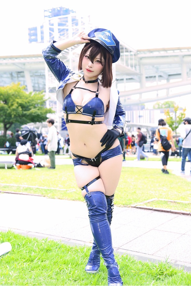 レースクイーン衣装はエナメル感にこだわりました」「アズールレーン