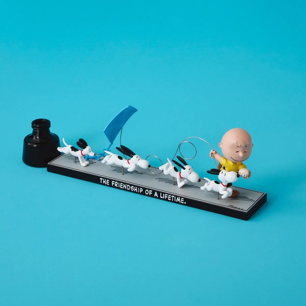 スヌーピーデザインの限定フィギュアやオーロラ箔をあしらったアイテム