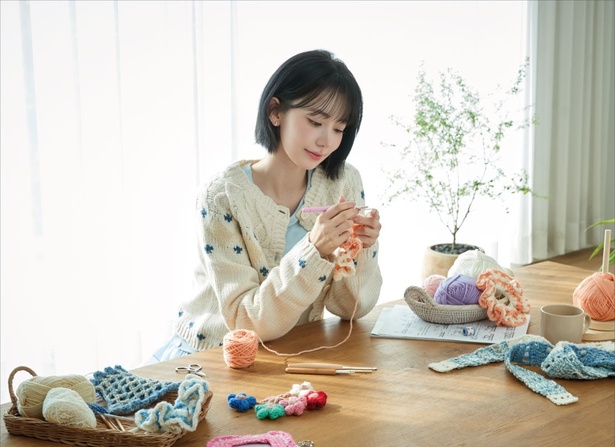 画像2 / 11＞LE SSERAFIM・宮脇咲良と楽しむ「編み物」の時間！初心者