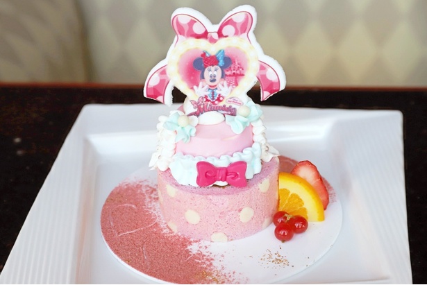 ミニーをイメージしたケーキやサンドウィッチが最高にキュート