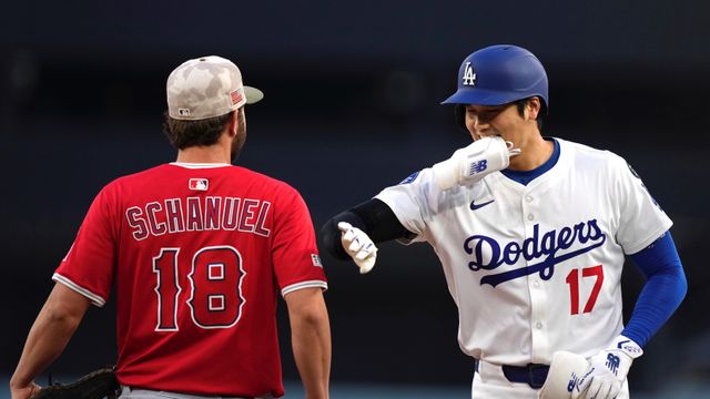 大谷翔平 試合中も塁上で元同僚と仲むつまじい姿 古巣エンゼルス戦は16