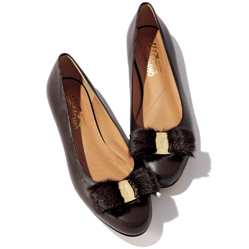 フェラガモ】の名品「ヴァラ」に新作登場！乳幼児ママの足元オシャレに