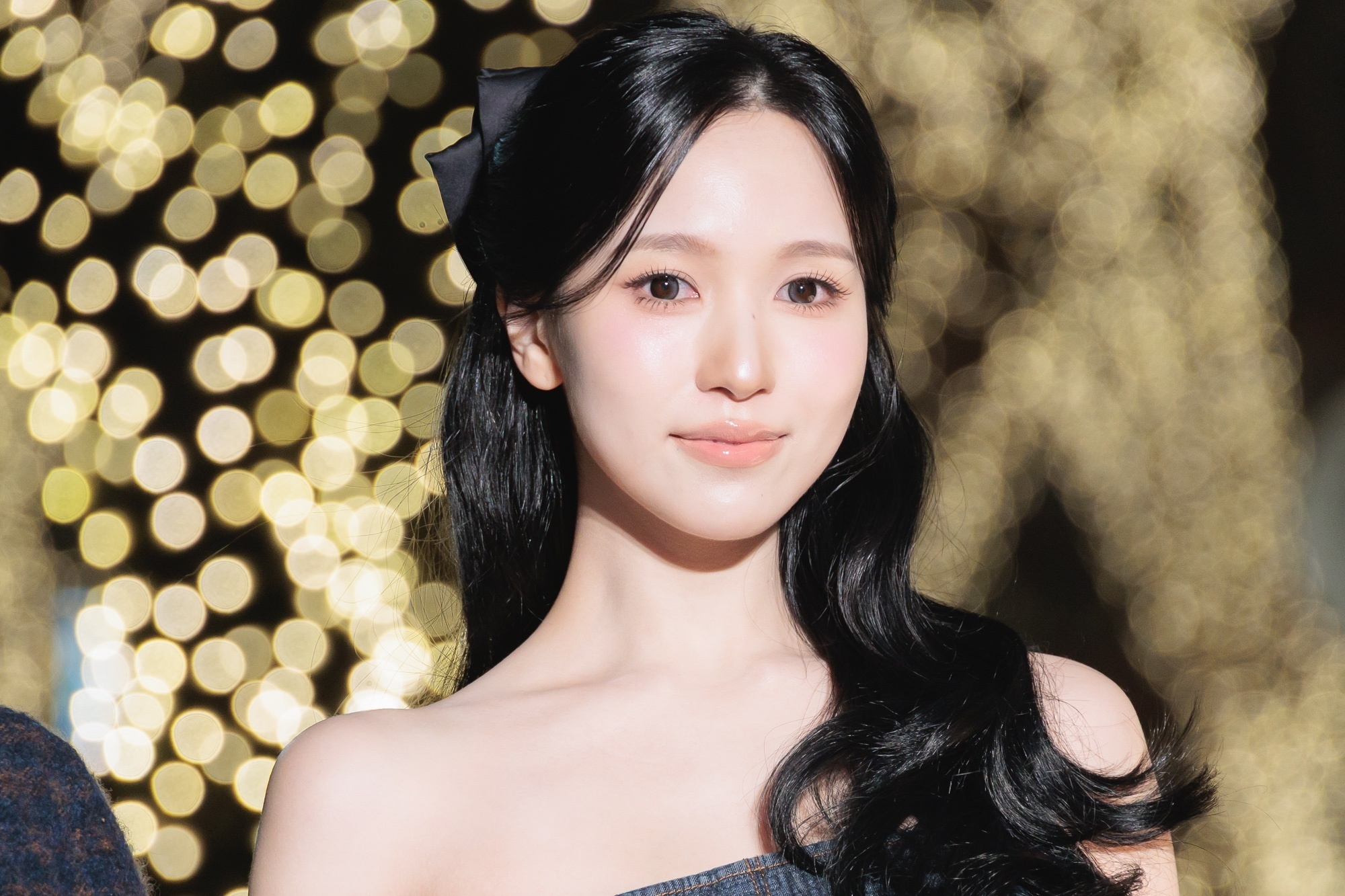 TWICE・ミナ、ミニスカワンピ姿を投稿、美肌＆美脚＆美デコルテあらわ