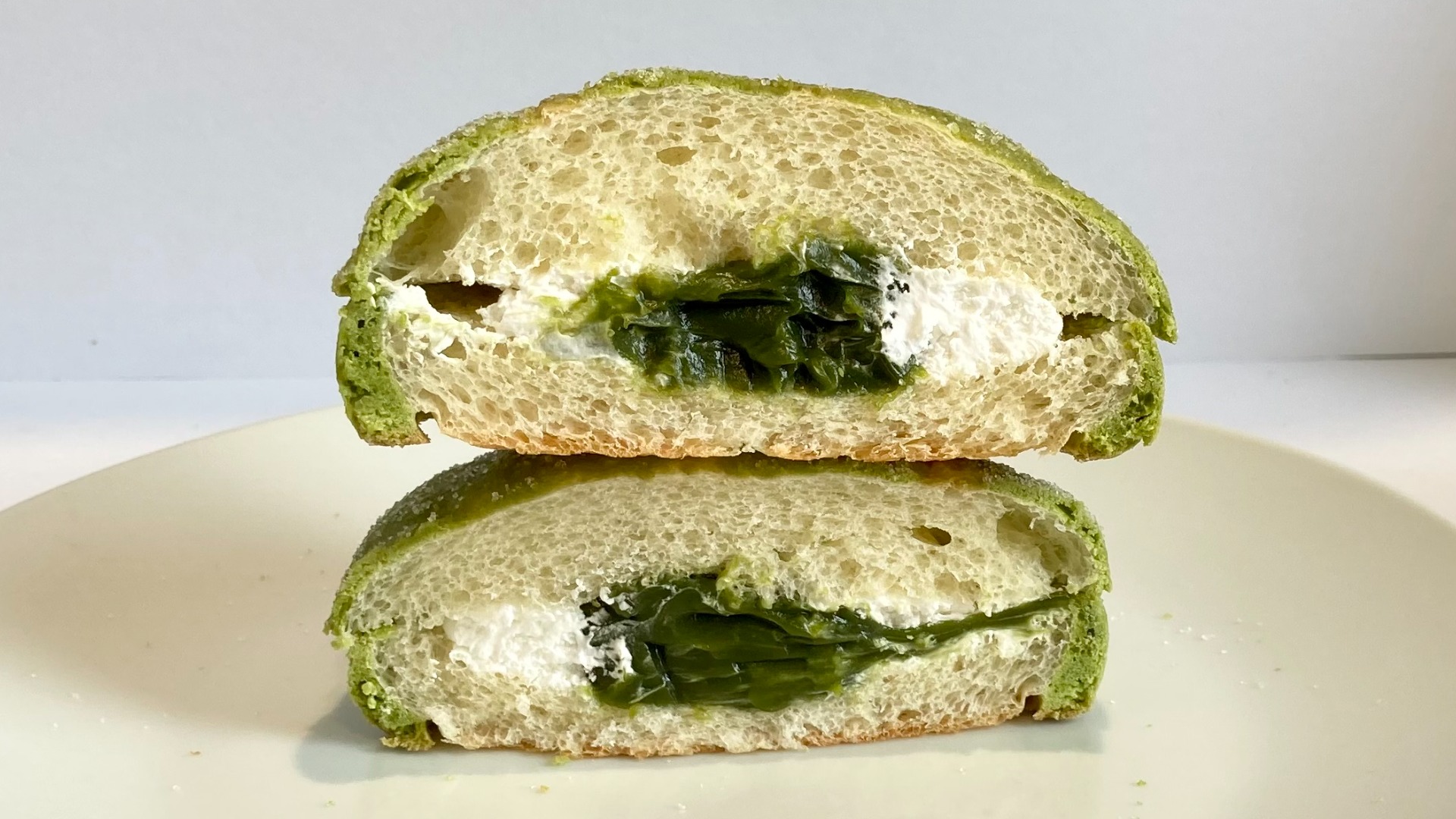 苦味も美味しい宇治抹茶づくし】ローソンの「森半お抹茶メロンパン」が