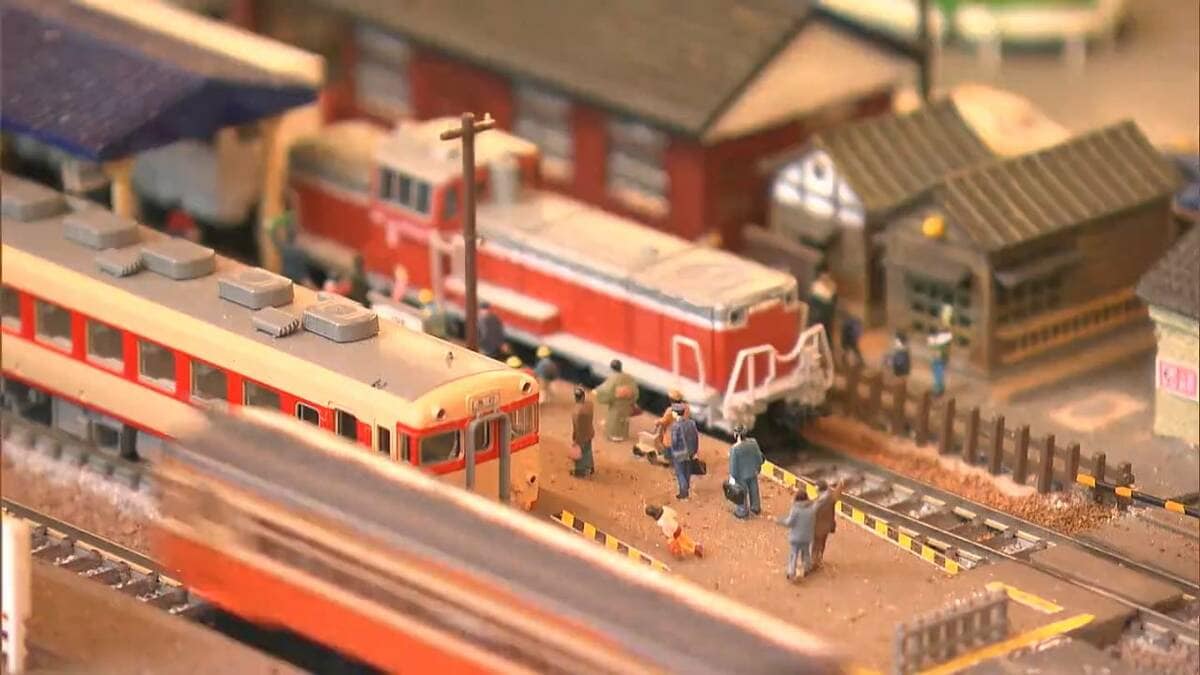 自閉症の男性が「Nゲージ」の巨大ジオラマを作成「150分の1の緻密で