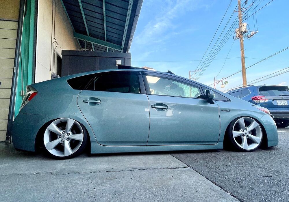 トヨタ プリウス 30後期 エアメクスト社 エアサス取り付け | 施工