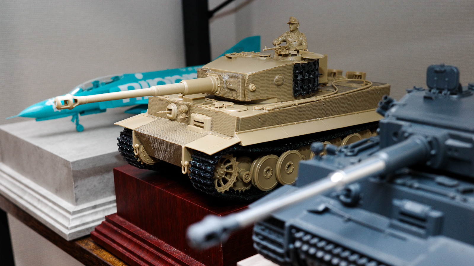 戦車模型は「キャタピラが黒いだけで抜群にかっこいい」と教えてくれる