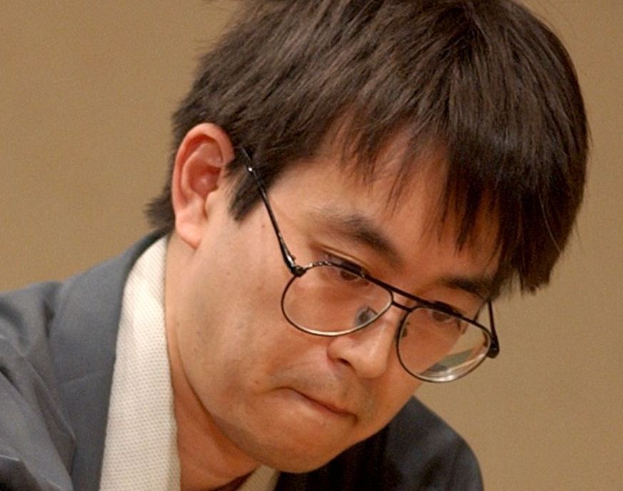 金髪でメガネも違う」元アイドル妻が公開、羽生九段〝イメージがらり