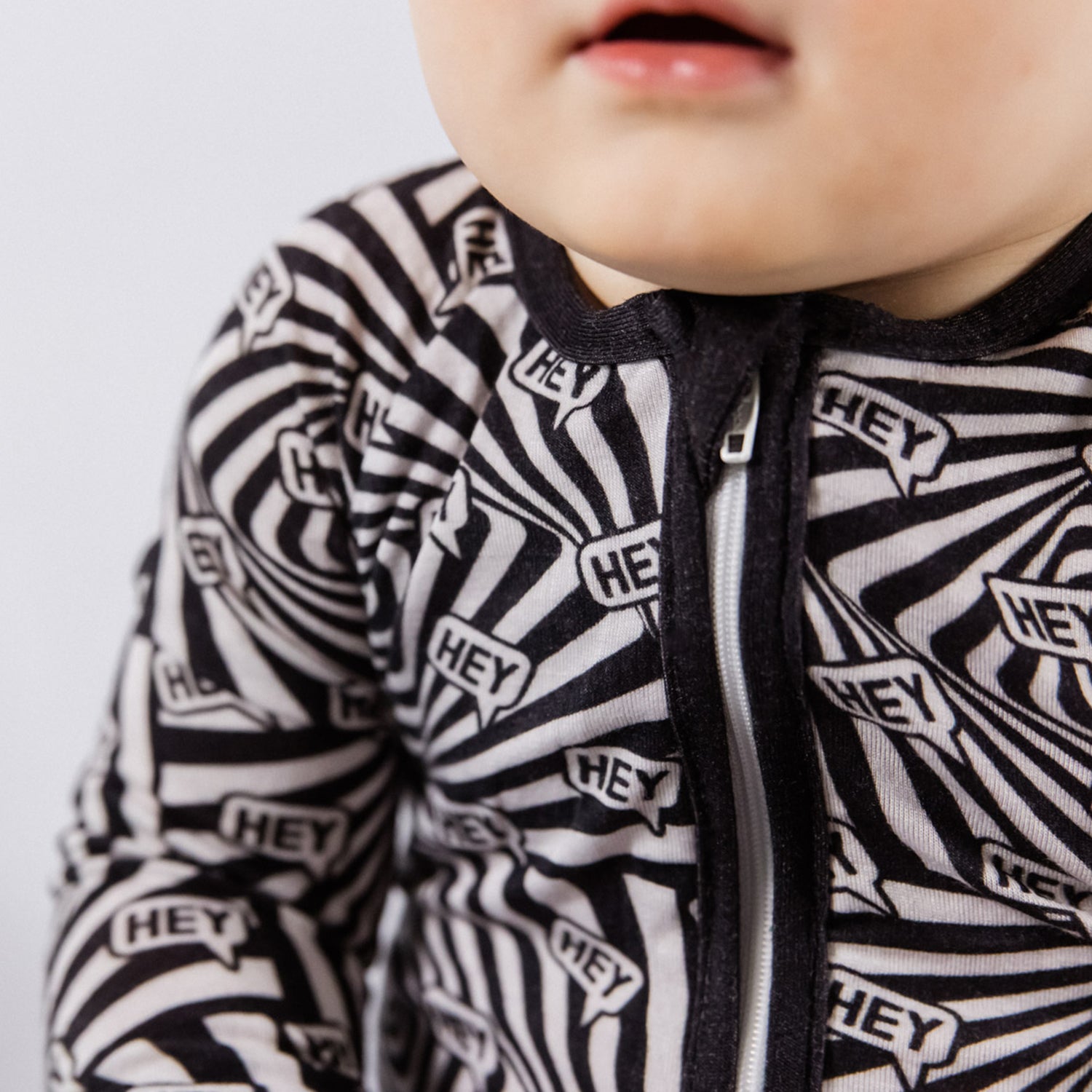 HEY! SENSORY PRINT BAMBOO ZIPPY – NIXX BABY