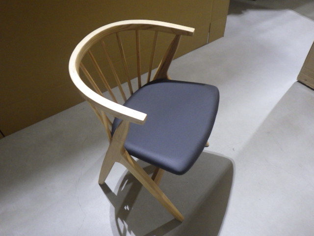 新入荷ダイニングチェアの御紹介 高級感漂う木製スピンドルバック