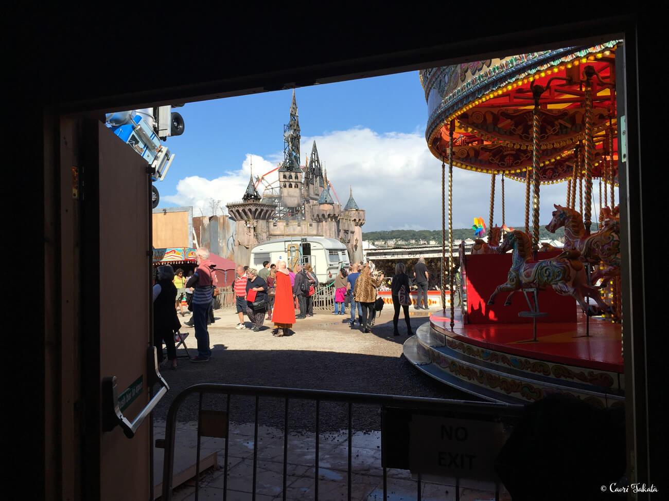 Dismaland シンデレラ城を徹底取材。本当に行った気分になれます