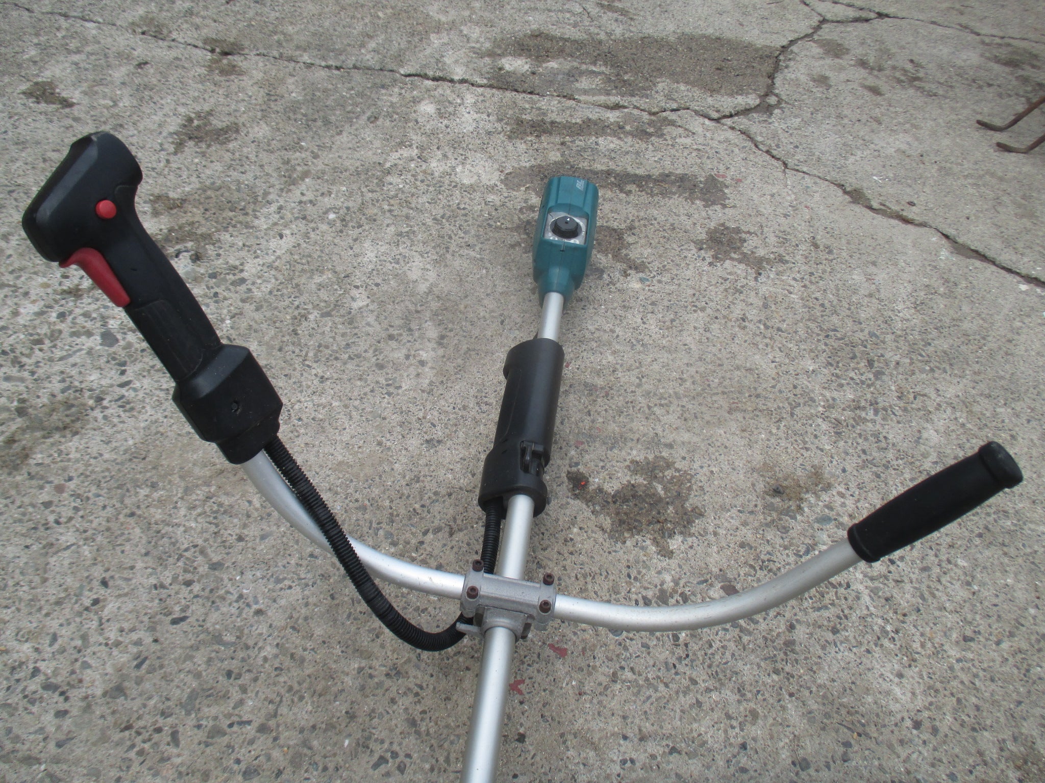 マキタ 中古 充電式草刈機 MUR182UD – 農キング