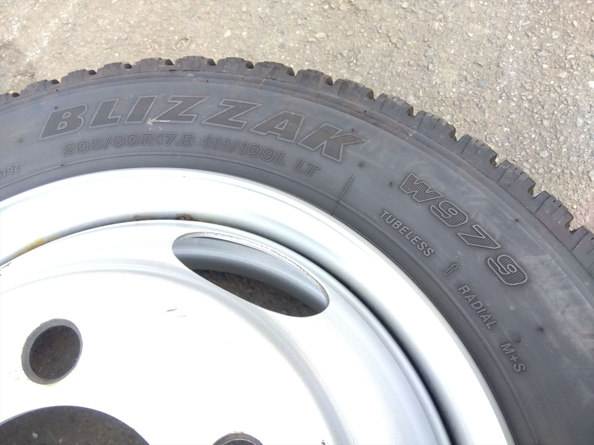 中古 トラック用 スタッドレス タイヤ ブリザック W979 いすゞ エルフ