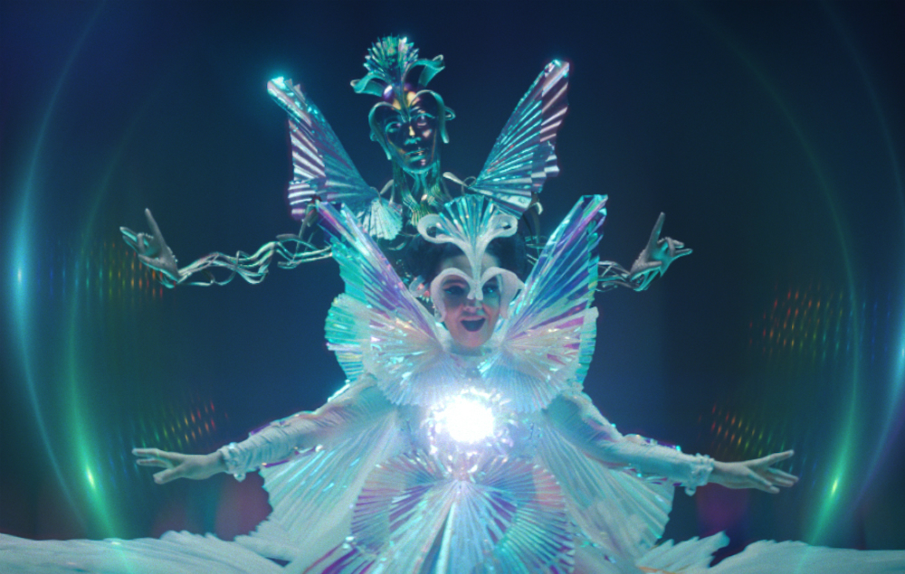 ビョーク、“The Gate”のミュージック・ビデオの制作過程を明かす映像を