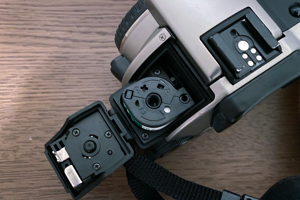 Canon EOS IXE APSフィルム対応の一眼レフカメラ。