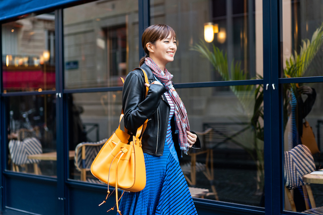 本田翼の愛用バッグ！「Loewe」の新作“ハンモック” | Numero TOKYO