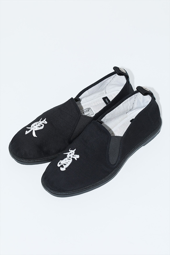 TOGA」が東賀に!?「PANDAMERICA」とのコラボカンフーシューズ | Numero