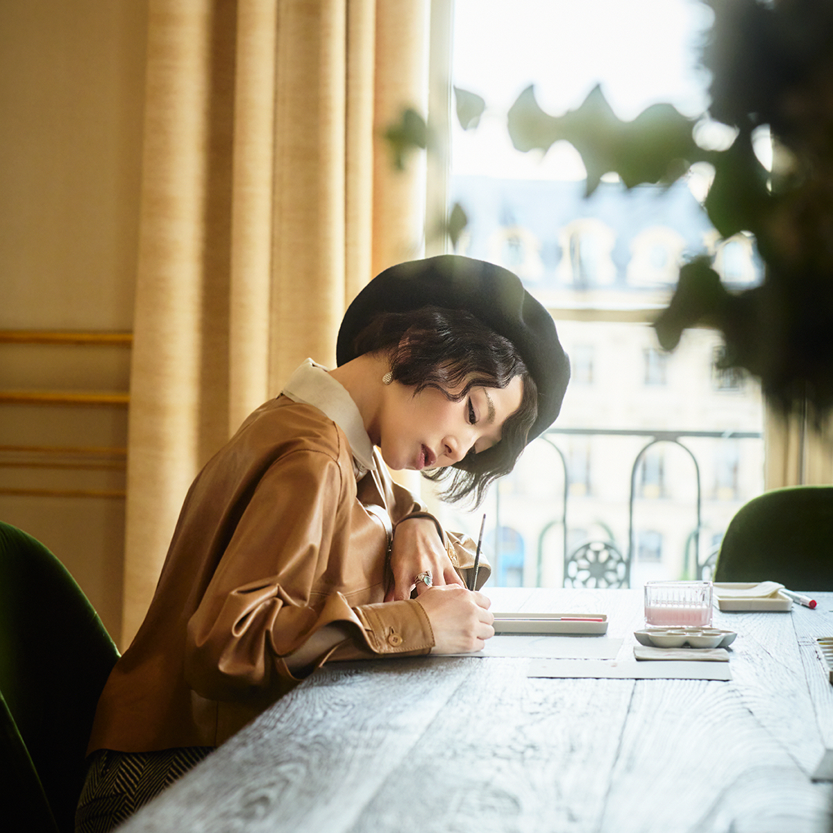 NAILS INC」×「beautiful people」レザーのミニポーチとブラックネイル