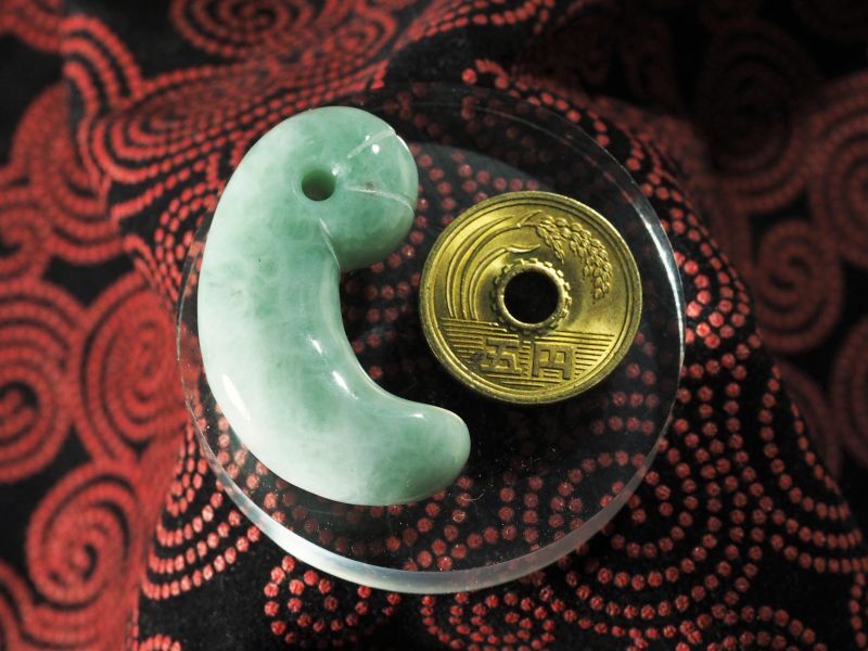 ロウカン質ヒスイ 宇木汲田遺跡出土 丁子頭勾玉モデル（40mmサイズ