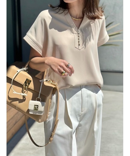 楽シリーズ】イージーケアパール釦キーネックブラウス Emma Taylor