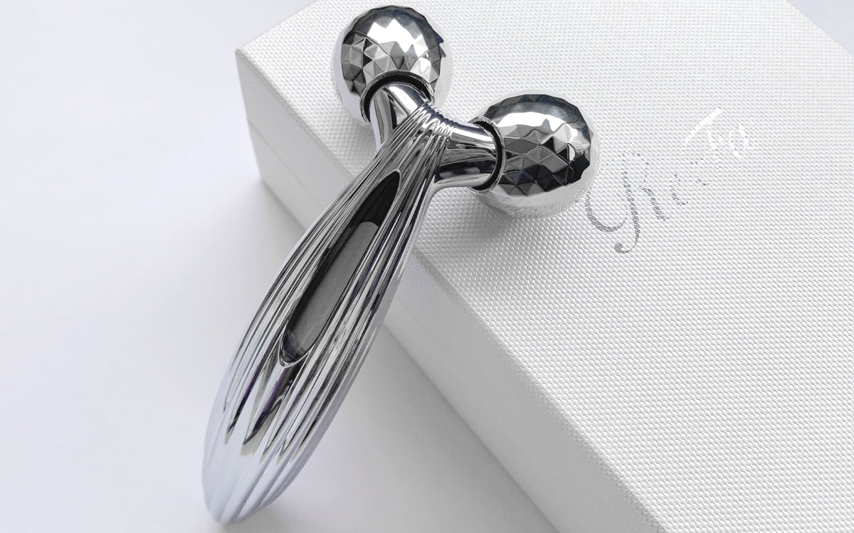 プロの手技を再現！ つまんで、流して、引き締める【リファカラット