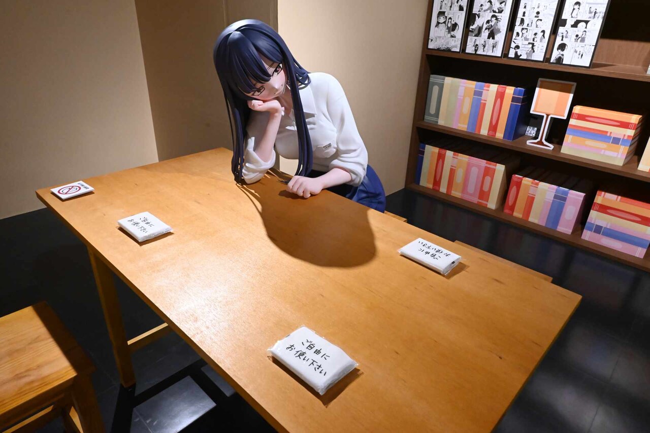 桜井のりお展」本日開幕！図書室で頬杖つく山田の真向かいにも座れる
