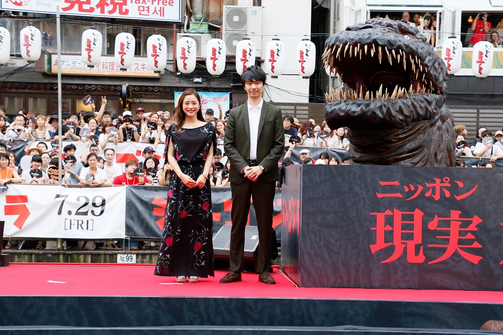 シン・ゴジラ」長谷川博己＆石原さとみ、8000人に迎えられ道頓堀に登場