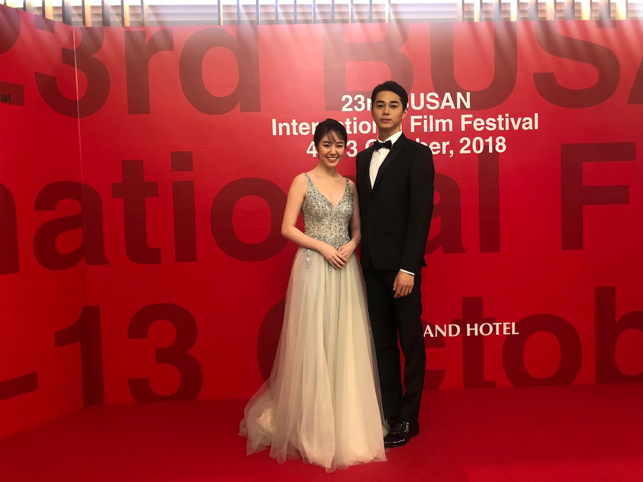寝ても覚めても」東出昌大と唐田えりか、釜山映画祭にタキシード