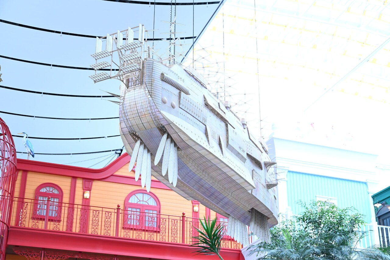 ジブリの大倉庫」中央階段に浮かぶ「空飛ぶ巨大な船」。 [画像