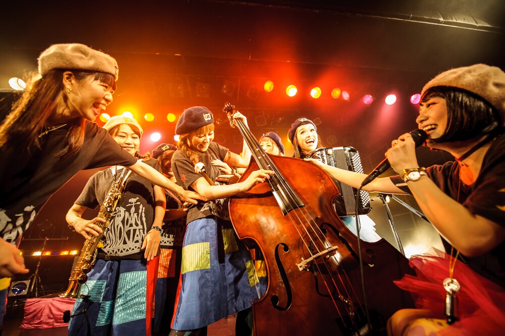 チャラン・ポ・ランタン、愉快な仲間と迎えた“大収穫祭”ツアー千秋楽