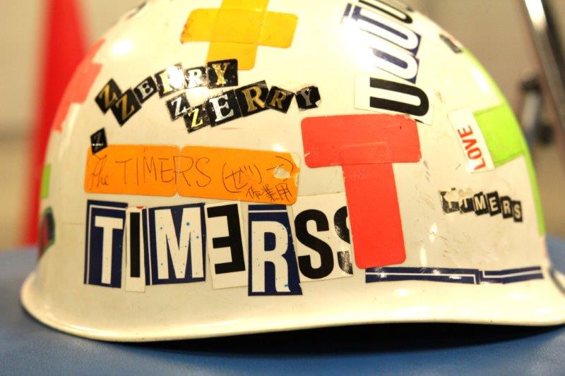 ヘルメットにニッカポッカ、THE TIMERSの衣装展示が決定 - 音楽ナタリー