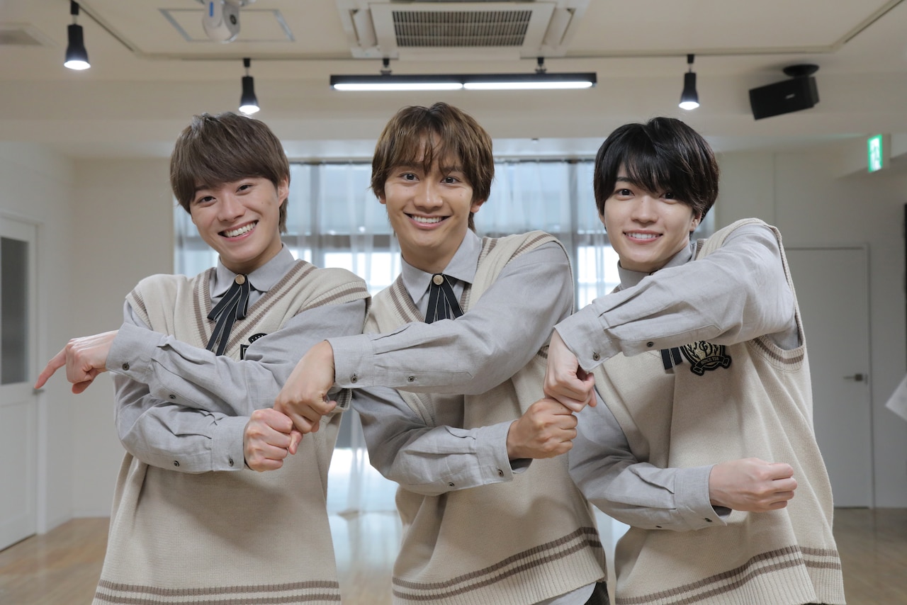 踊る大橋和也（左）、藤原丈一郎（中央）、西畑大吾（右）。 [画像