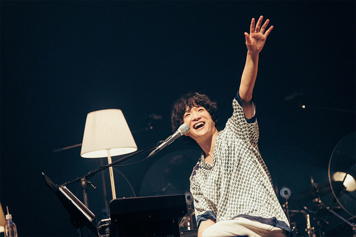 石崎ひゅーい、ホールワンマンで“Season2”の幕開け飾る「今日から新た