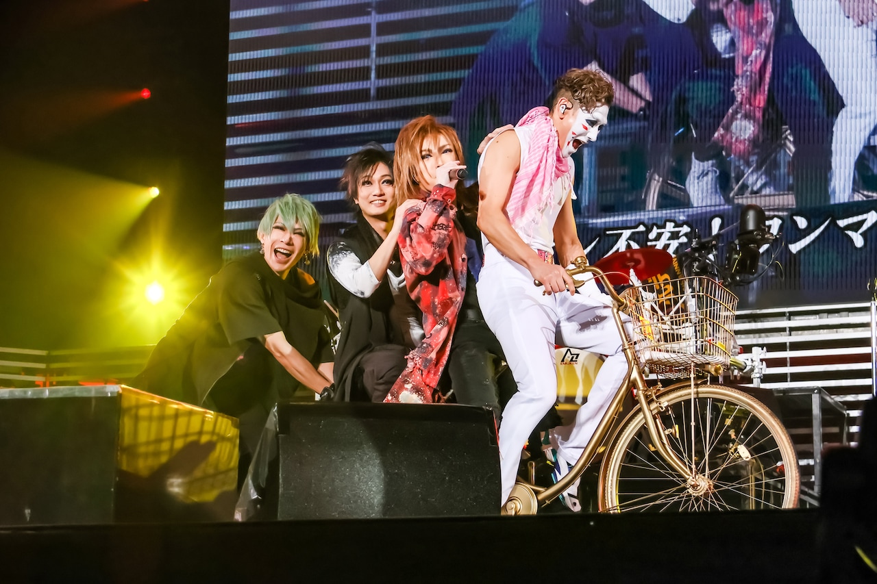 ゴールデンボンバーの礎を築いた“旧作”ライブ、溶接や人間習字など