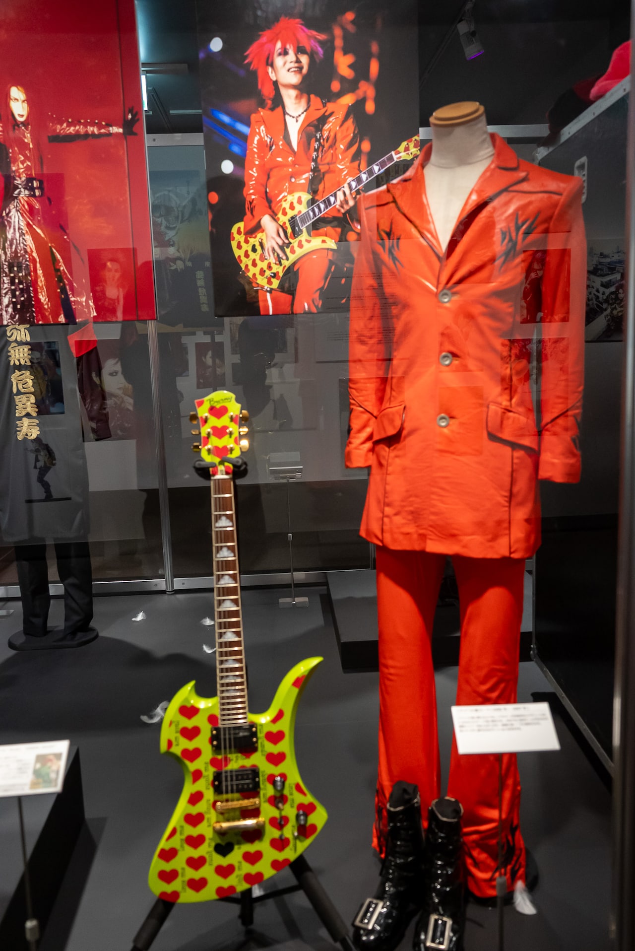 X JAPANのラストライブで使用されたhide衣装とギター。 [画像