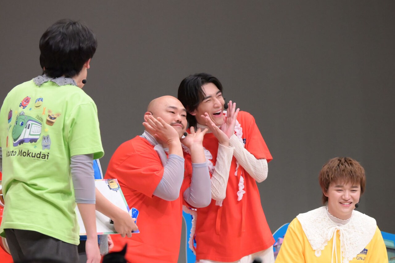 クロちゃん（中央左）とポーズを決める武藤潤（中央右）。 [画像
