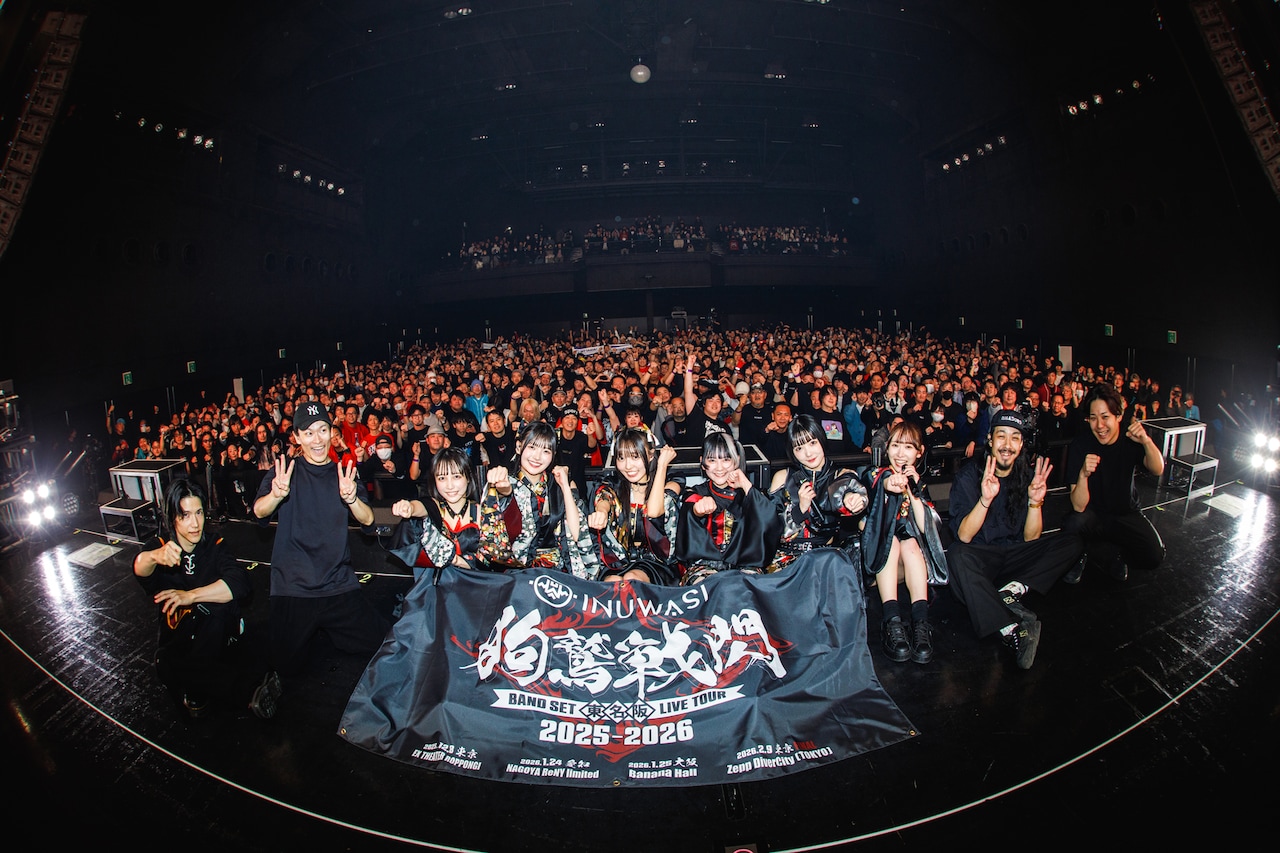 東京・Zepp DiverCity（TOKYO）のフロアをバックに記念撮影するINUWASI