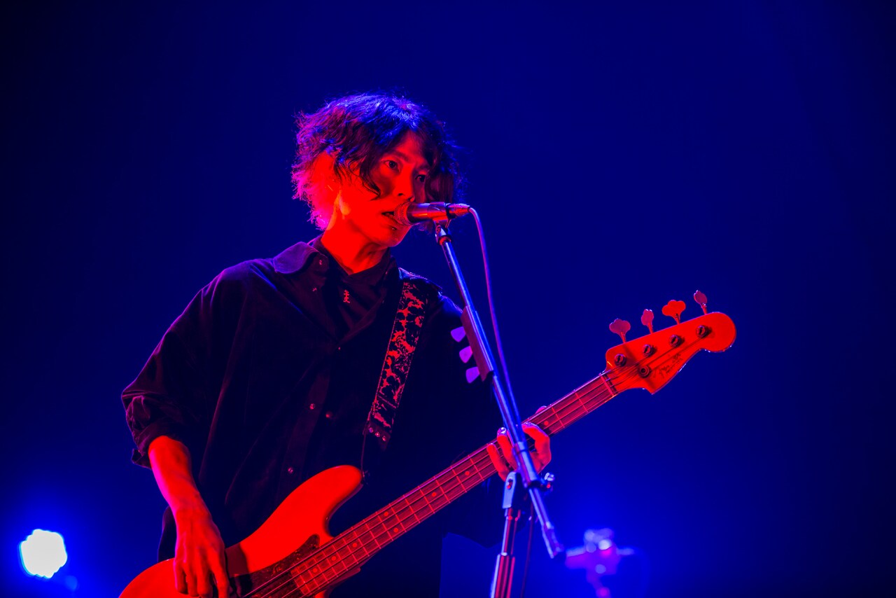 長谷川カオナシ（B）（撮影：冨田味我） [画像ギャラリー 3/10] - 音楽