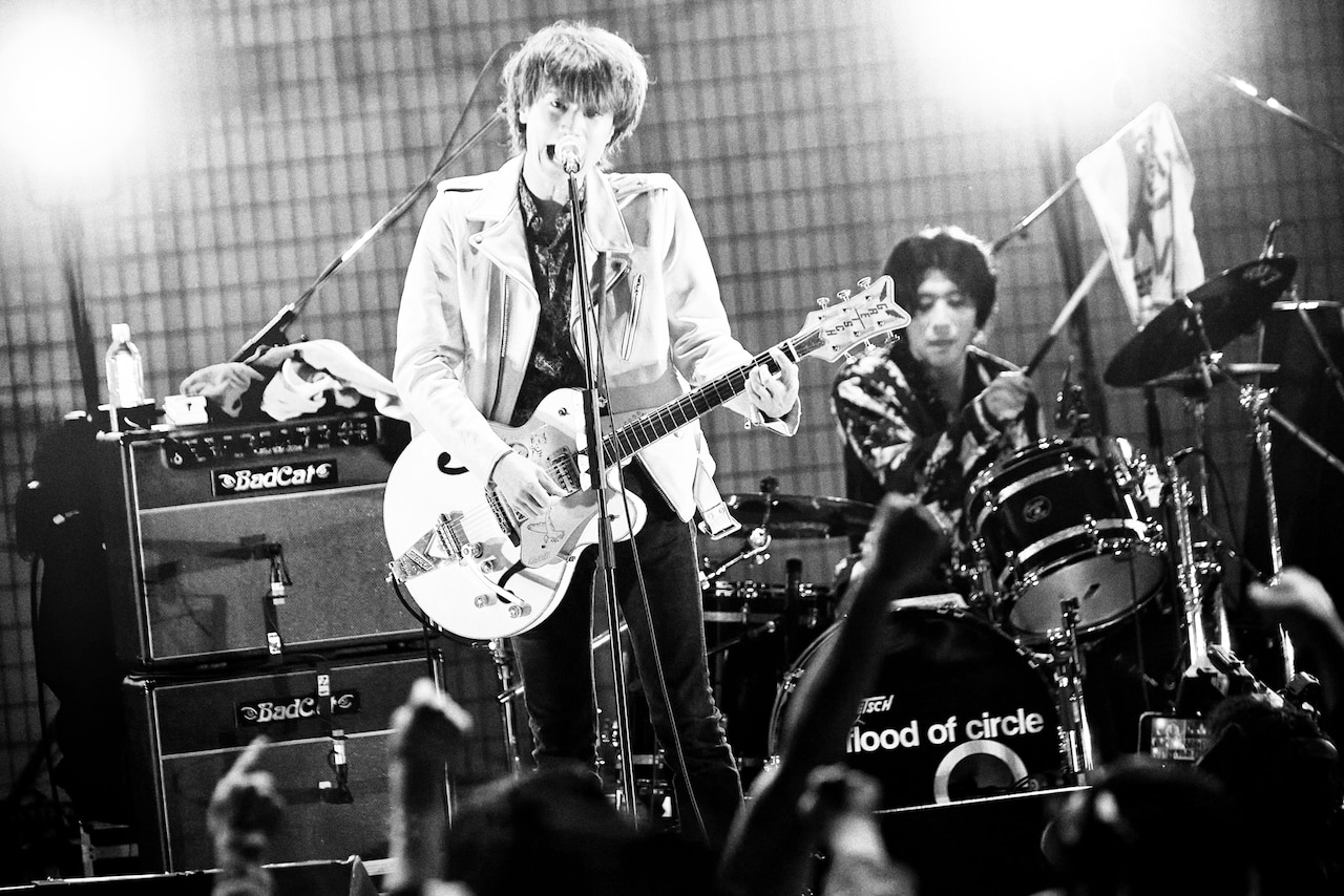 クラファン385%達成！a flood of circleがフリーライブで13曲熱演の